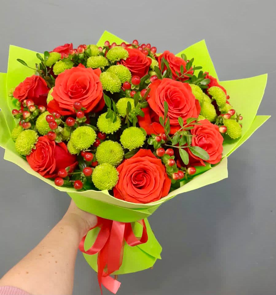 Букет цветов из: Хризантемы и Розы в Васильевском Моху