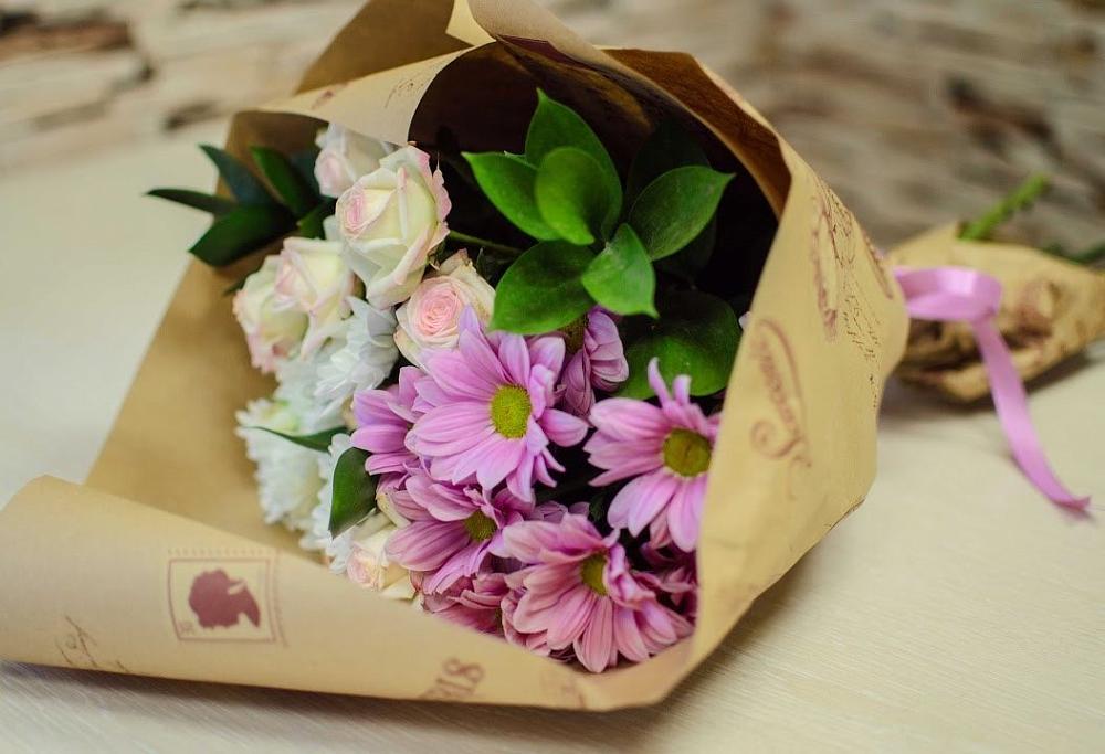 Букет цветов из: Розы и Хризантемы в Васильевском Моху