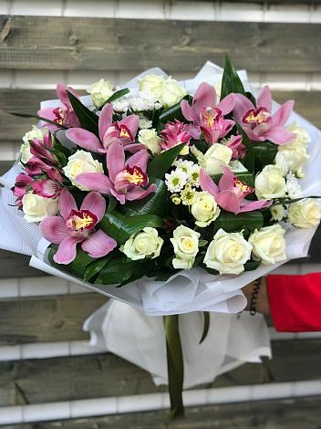 Букет цветов из: Розы и Хризантемы в Васильевском Моху