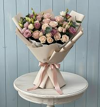 Букет цветов из:  Розы и Лизиантусы в Васильевском Моху