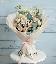 Букет цветов из:  Розы и Лизиантусы в Васильевском Моху