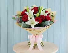 Букет цветов из:  Лилии и Розы в Васильевском Моху