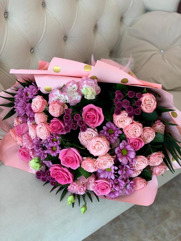 Букет цветов из: Хризантемы, Розы и Лизиантусы в Васильевском Моху