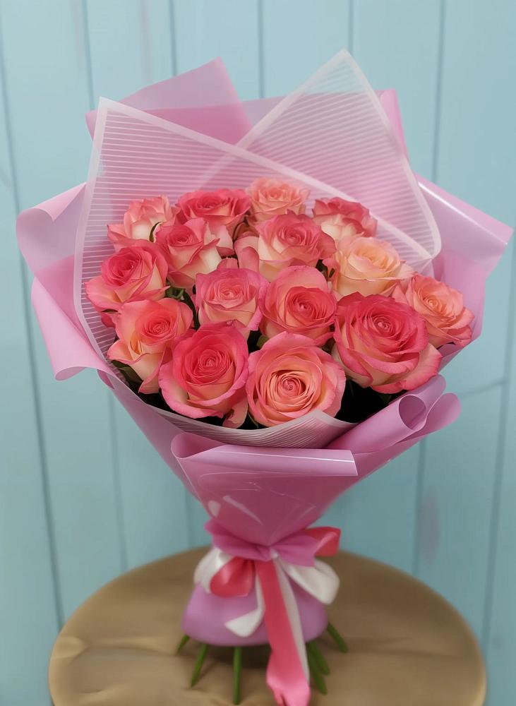 Букет 15 Розовых роз Равель в Васильевском Моху