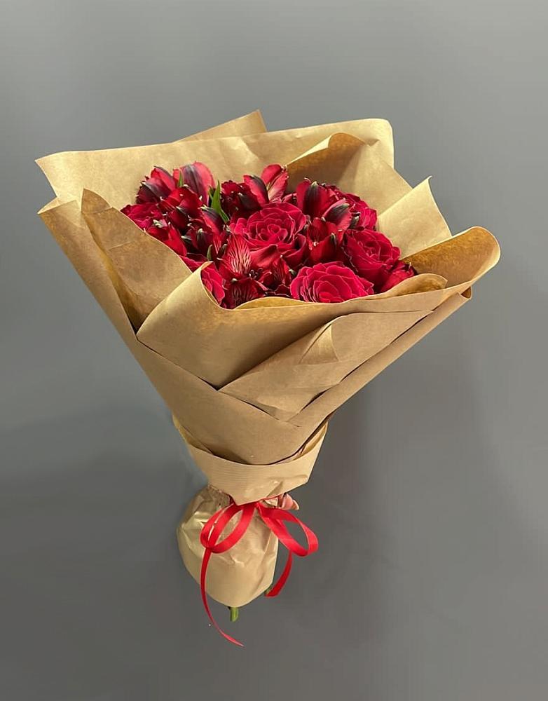 Букет цветов из: Альстромерии и Розы в Васильевском Моху