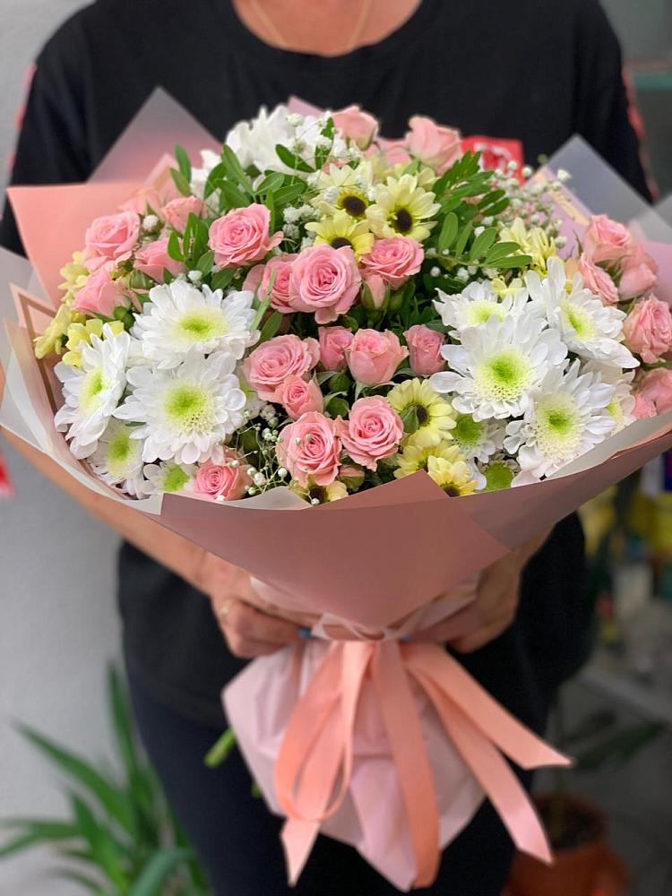 Букет цветов из: Розы и Хризантемы в Васильевском Моху