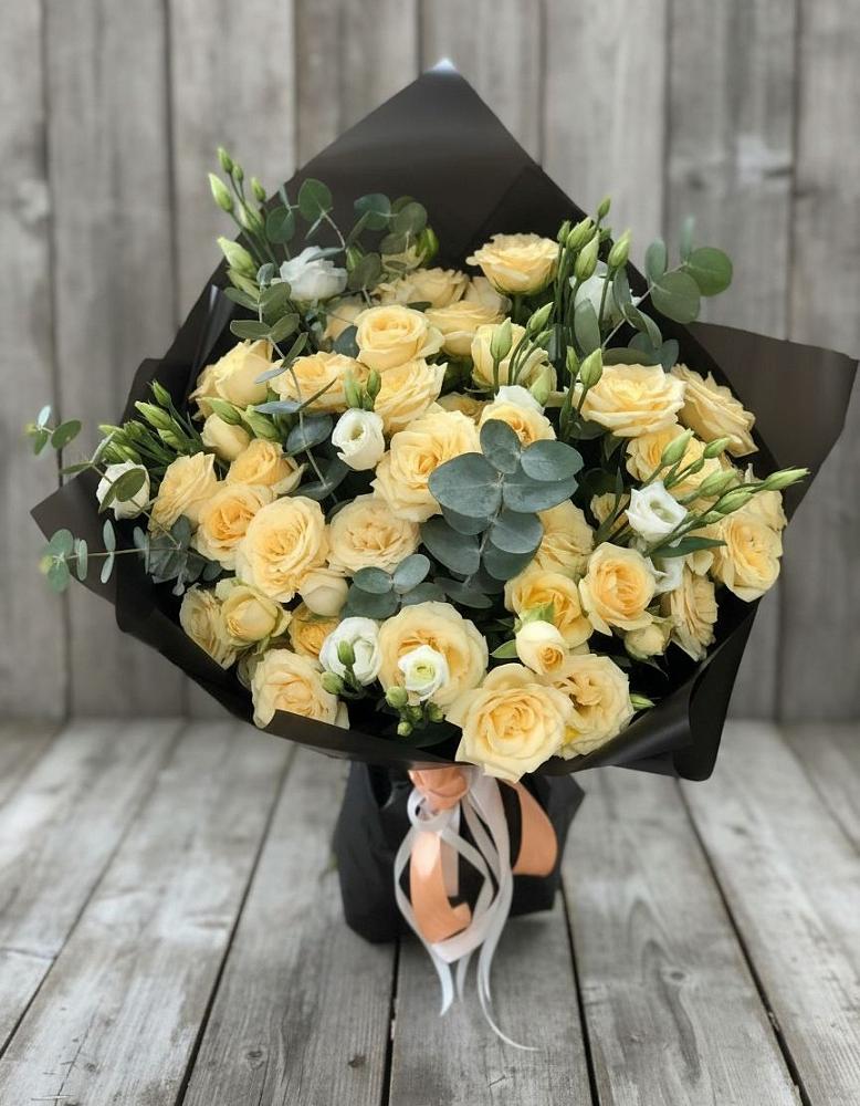 Букет цветов из: Розы и Лизиантусы в Васильевском Моху