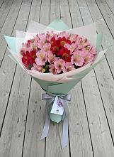 Букет цветов из:  Альстромерии в Васильевском Моху