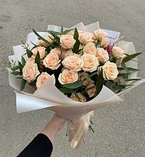 Букет Кремовые розы Латте в Васильевском Моху