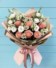 Букет цветов из:  Розы, Альстромерии и Лизиантусы в Васильевском Моху