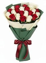 Букет Микс из красных и белых роз в Васильевском Моху