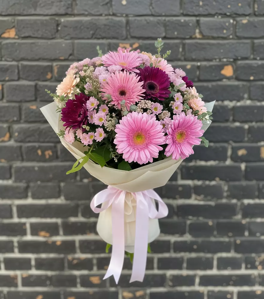 Букет цветов из: Герберы и Хризантемы в Васильевском Моху