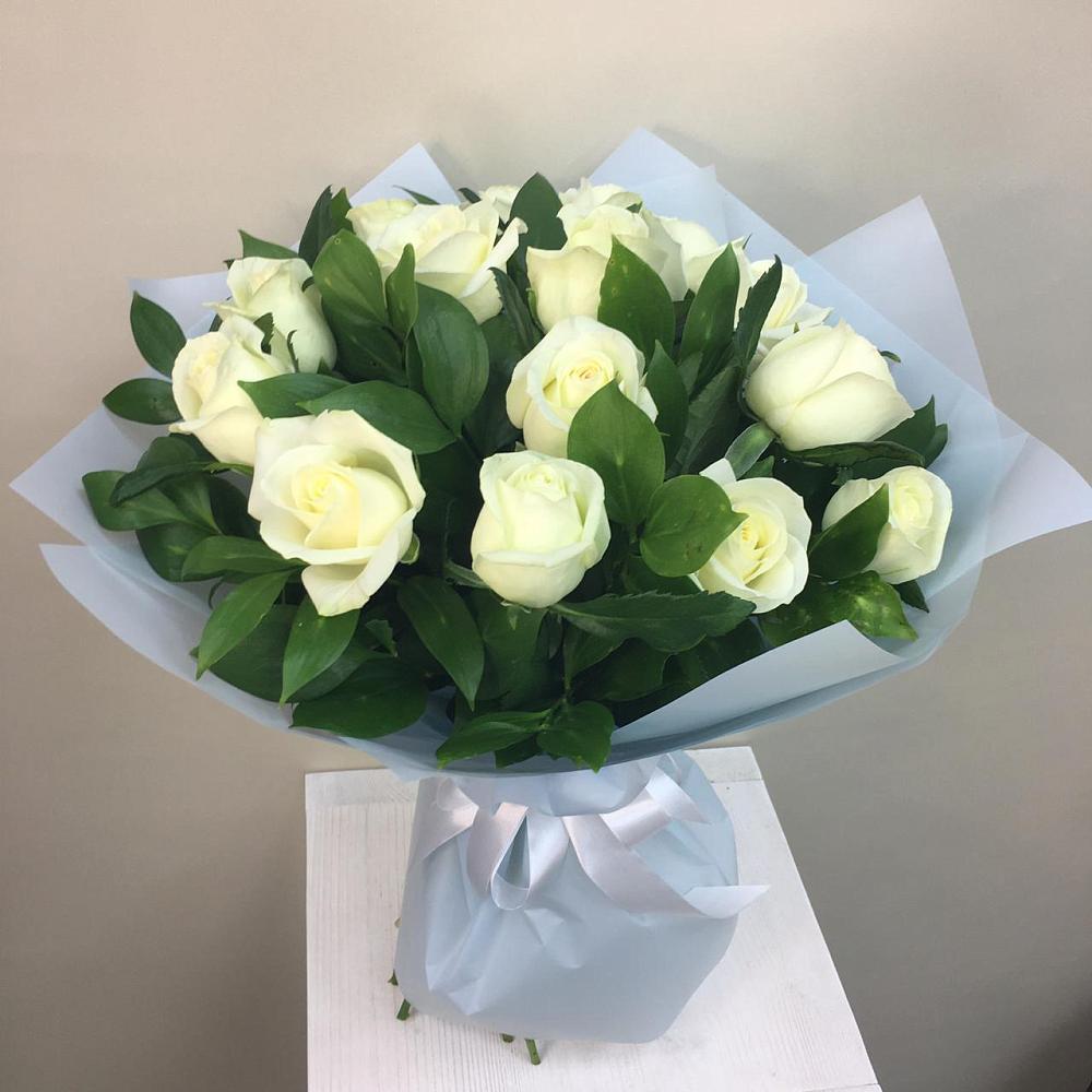 Букет 15 Белых роз Проуд в Васильевском Моху