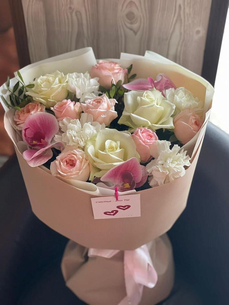 Букет цветов из: Орхидеи, Розы и Гвоздики в Васильевском Моху