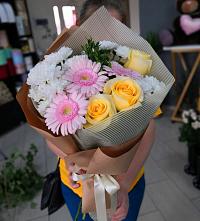 Букет цветов из:  Герберы, Розы и Хризантемы в Васильевском Моху