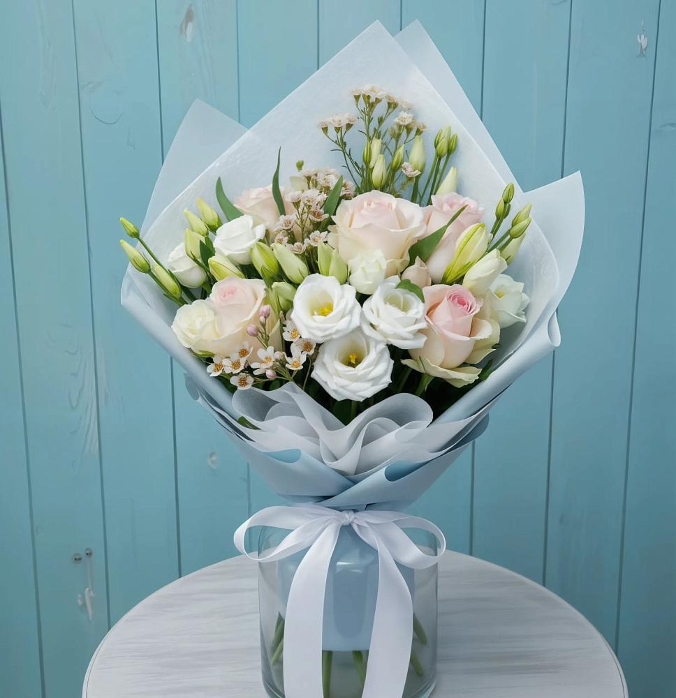 Букет цветов из: Розы и Лизиантусы в Васильевском Моху