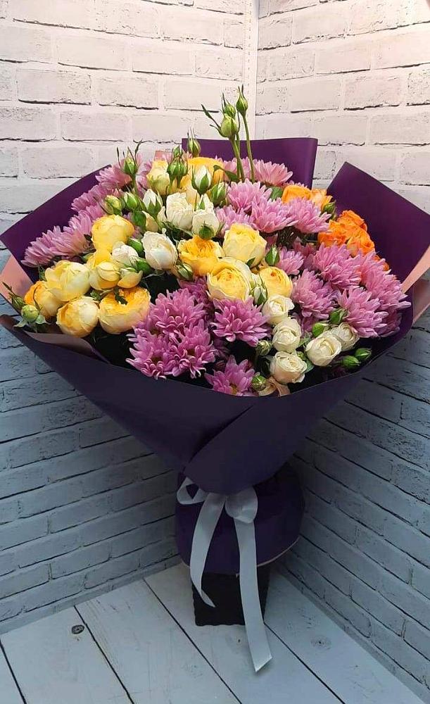 Букет цветов из: Хризантемы и Розы в Васильевском Моху