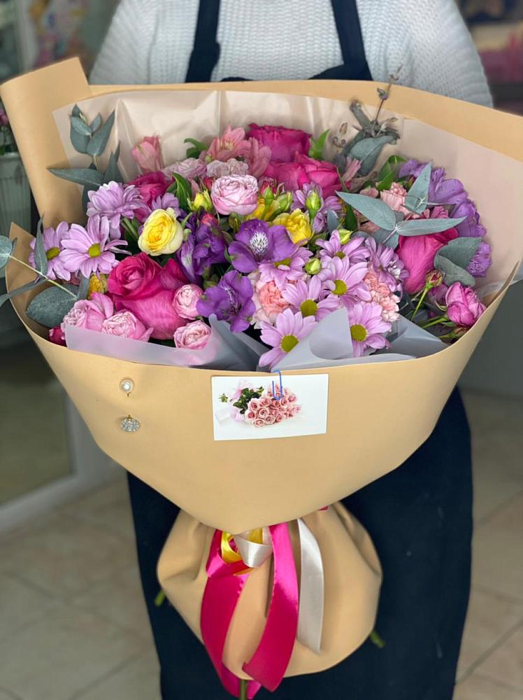 Букет цветов из: Хризантемы, Гвоздики и Альстромерии в Васильевском Моху