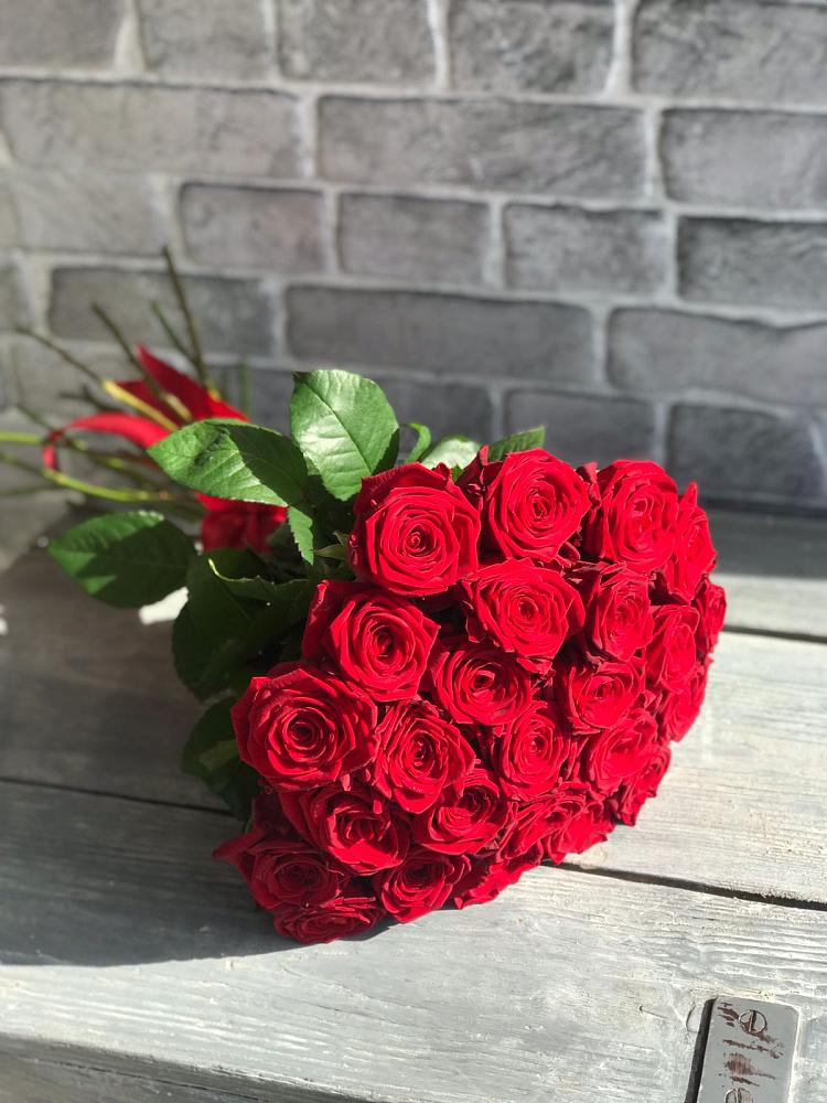 Букет Красные розы Фридом в Васильевском Моху