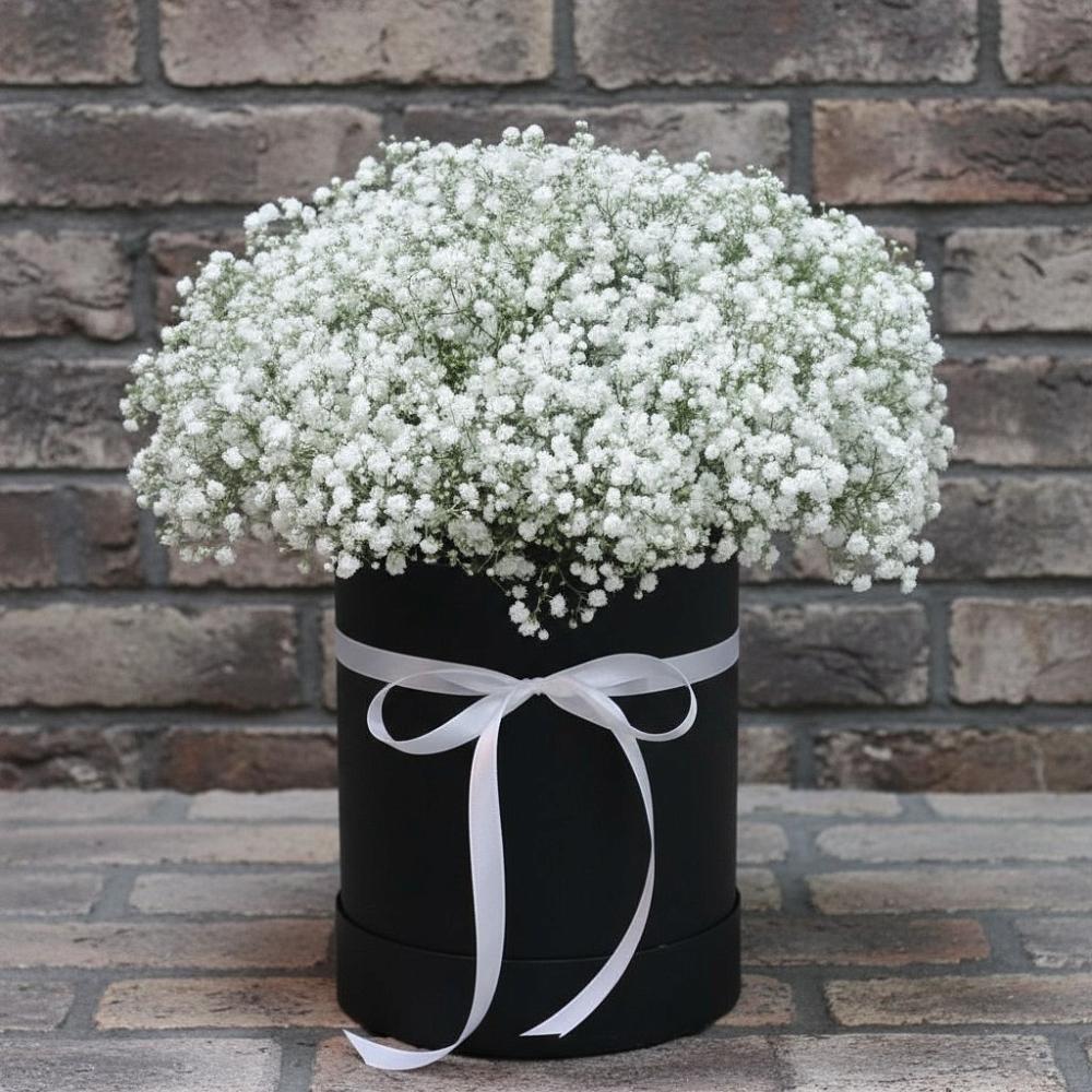 Цветочная композиция из Гипсофила в шляпной коробке в Васильевском Моху