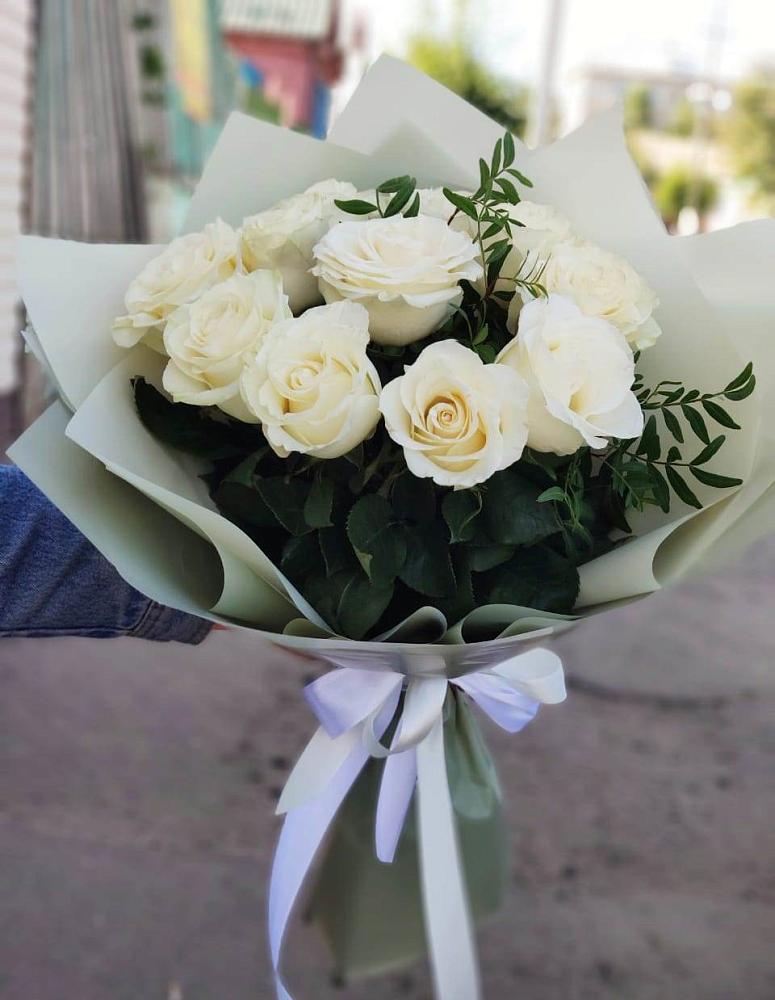 Букет Белые розы Проуд в Васильевском Моху