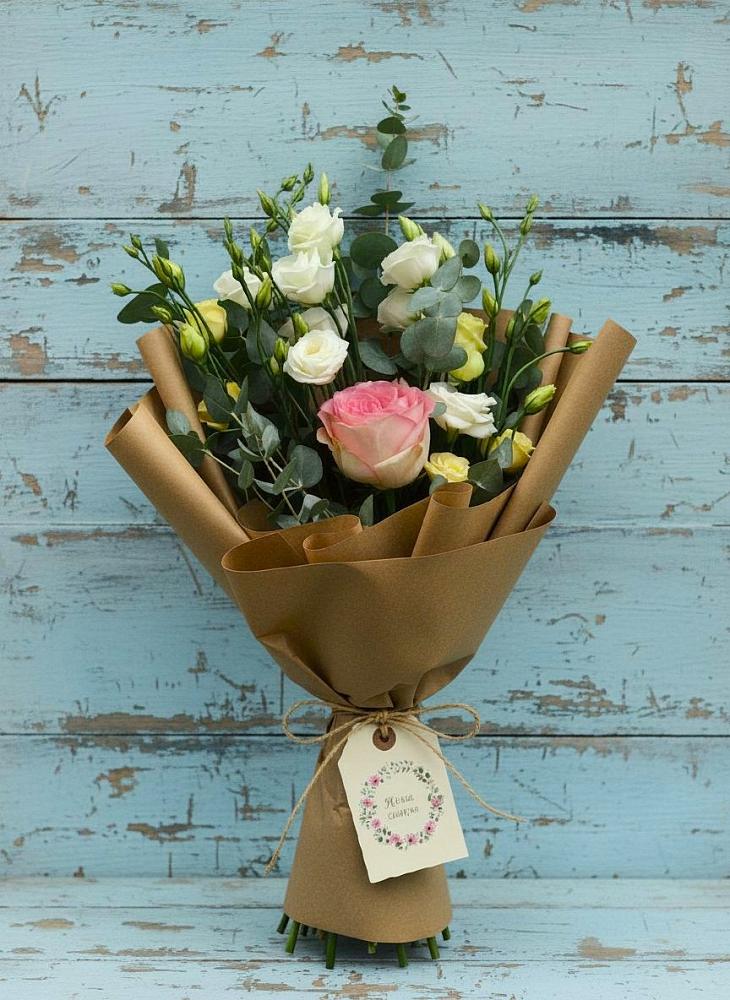 Букет цветов из: Розы и Лизиантусы в Васильевском Моху