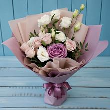 Букет цветов из:  Розы и Лизиантусы #REPLACE_PRED# Васильевском Моху
