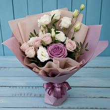 Букет цветов из:  Розы и Лизиантусы в Васильевском Моху