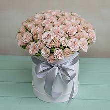 Цветочная композиция из Розы в шляпной коробке в Васильевском Моху