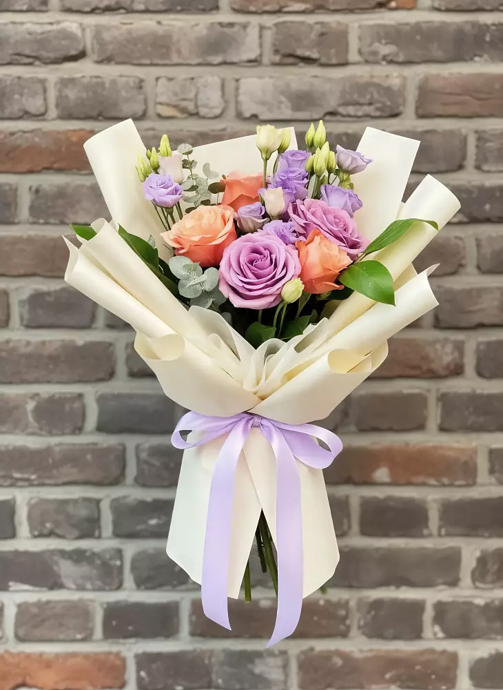 Букет цветов из: Лизиантусы и Розы в Васильевском Моху