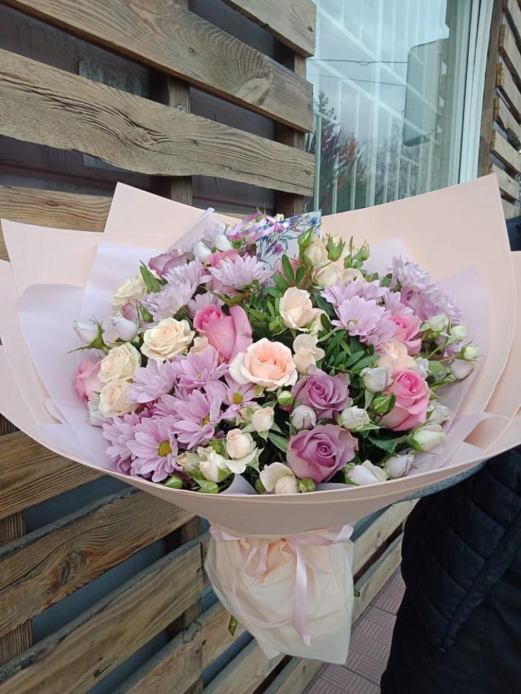 Букет цветов из: Розы и Хризантемы в Васильевском Моху