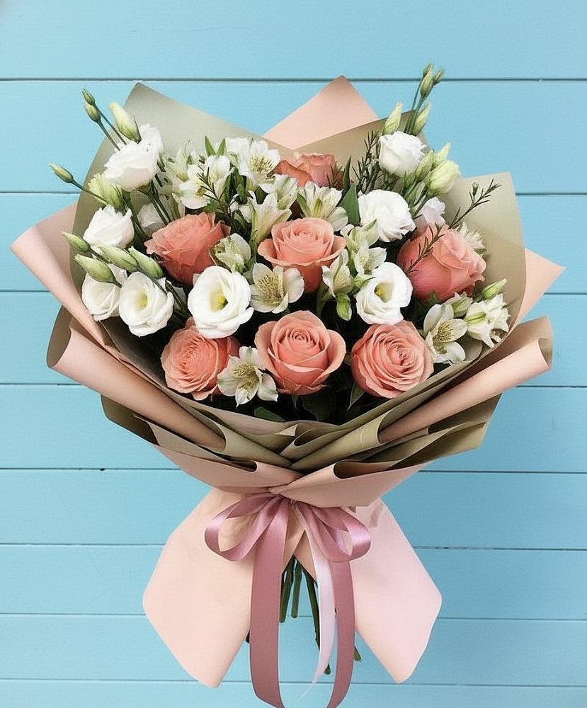 Букет цветов из: Розы, Альстромерии и Лизиантусы в Васильевском Моху