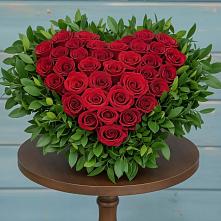 Цветочная композиция из Розы в виде сердца в Васильевском Моху