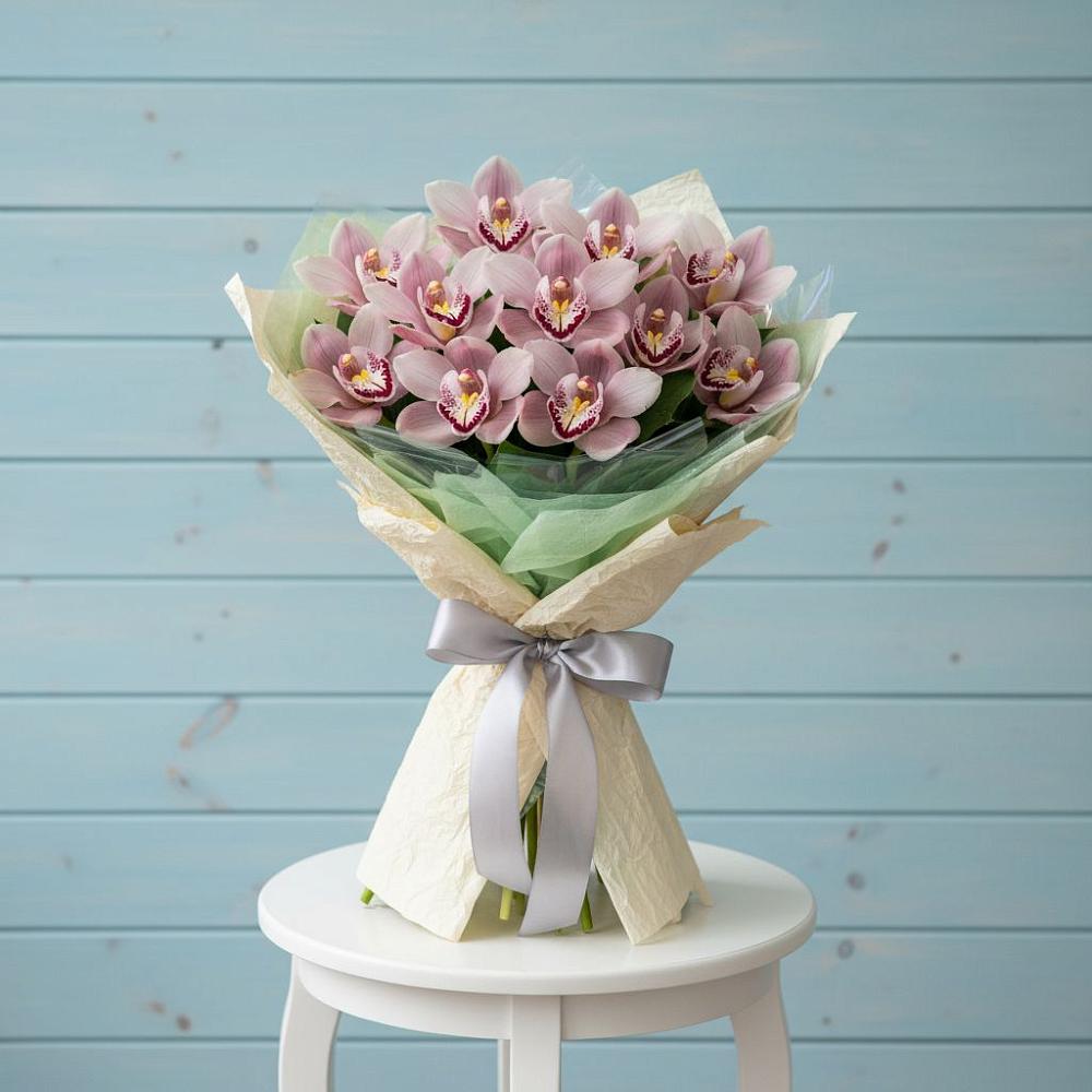 Букет цветов из: Орхидеи и Розы в Васильевском Моху