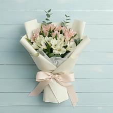Букет цветов из:  Альстромерии в Васильевском Моху