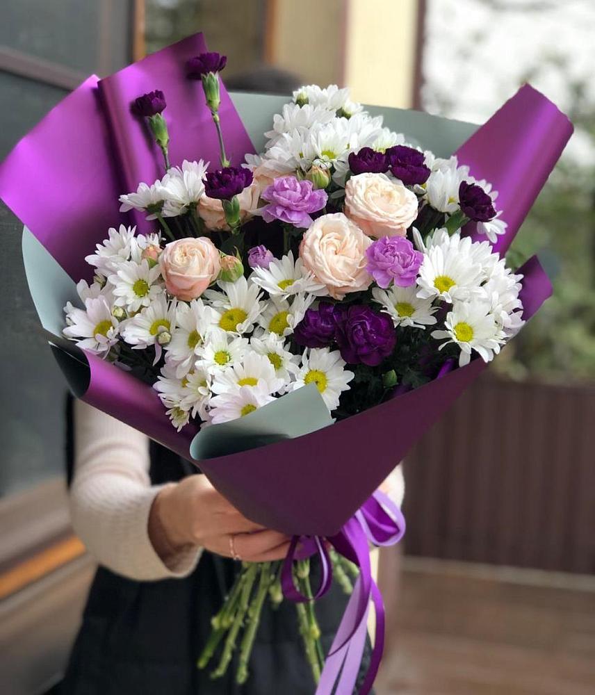 Букет цветов из: Хризантемы, Гвоздики и Розы в Васильевском Моху