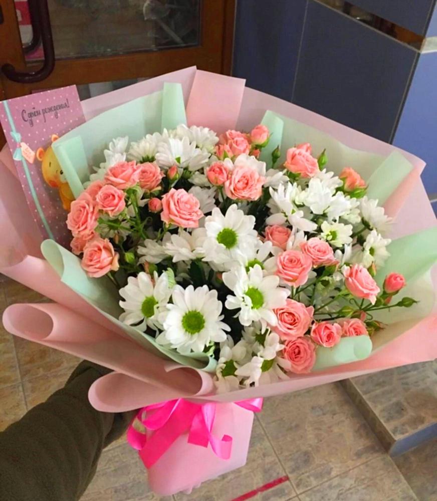 Букет цветов из: Розы и Хризантемы в Васильевском Моху