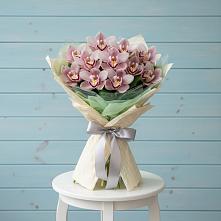 Букет цветов из:  Орхидеи и Розы в Васильевском Моху