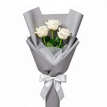 Букет 3 белые розы в Васильевском Моху