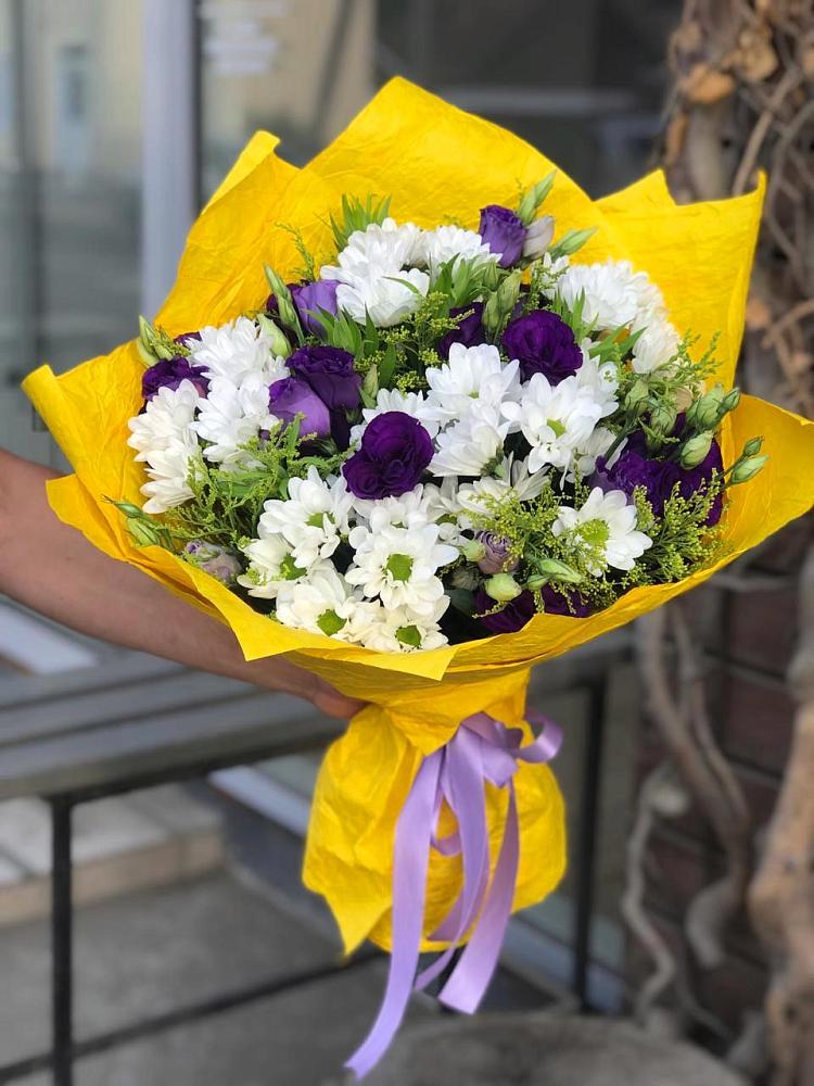 Букет цветов из: Ирисы, Хризантемы и Ромашки в Васильевском Моху