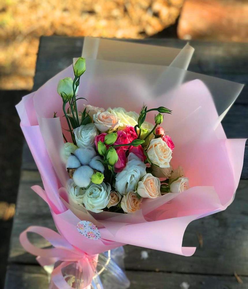 Букет цветов из: Розы и Лизиантусы в Васильевском Моху