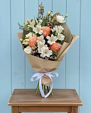 Букет цветов из:  Альстромерии, Лизиантусы, Розы и Хризантемы в Васильевском Моху