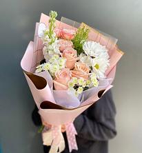 Букет цветов из:  Хризантемы и Розы в Васильевском Моху