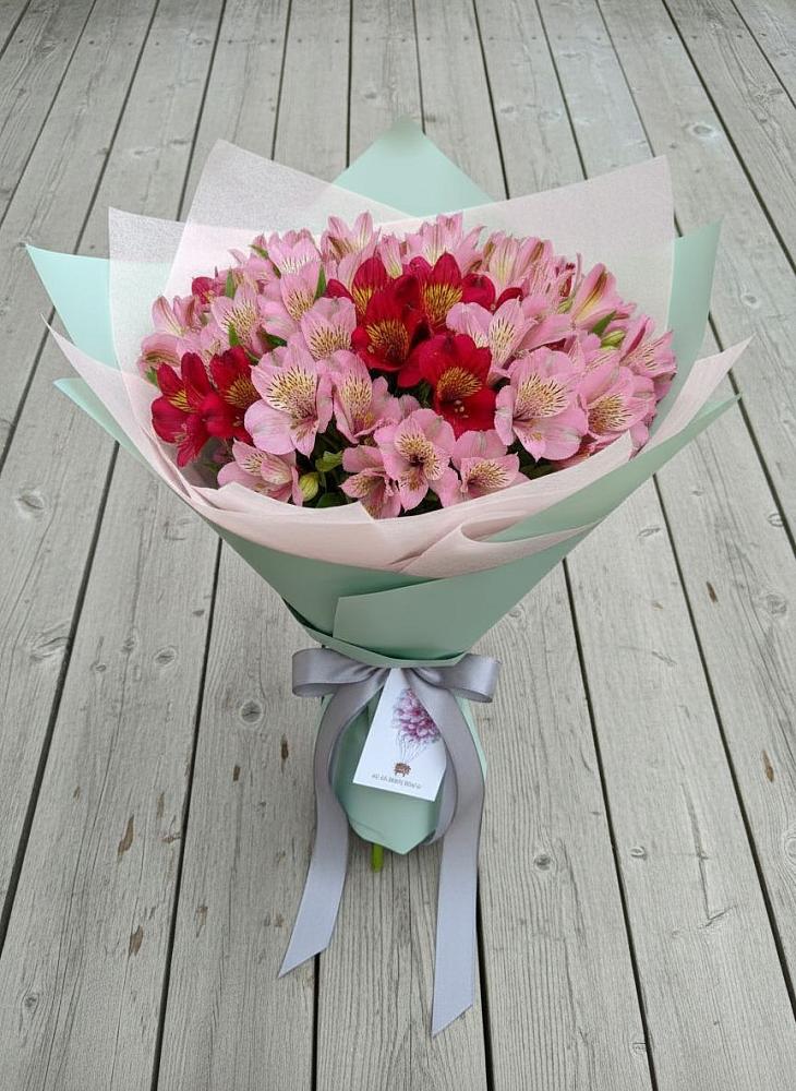 Букет цветов из: Альстромерии в Васильевском Моху
