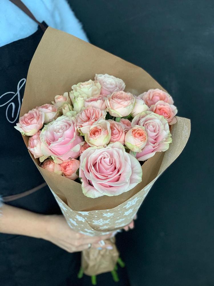 Букет цветов из: Хризантемы и Розы в Васильевском Моху