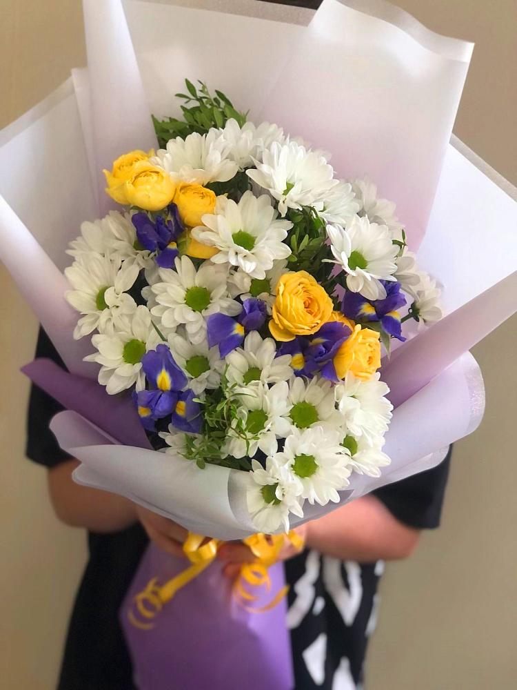 Букет цветов из: Ирисы, Хризантемы и Розы в Васильевском Моху