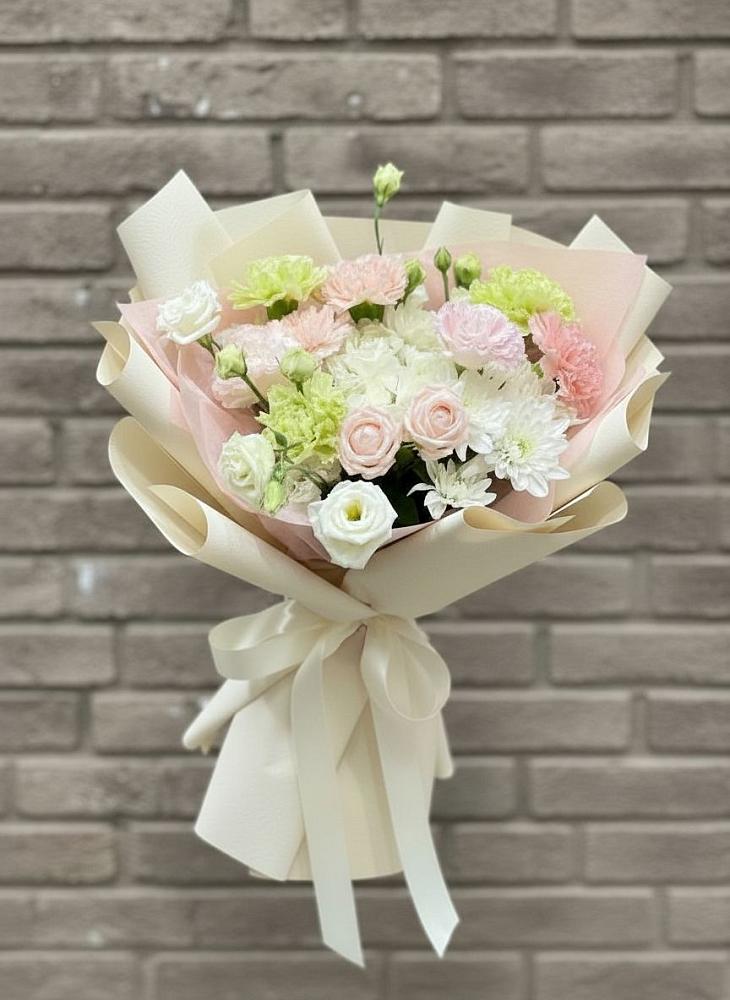 Букет цветов из: Гвоздики, Розы, Лизиантусы и Хризантемы в Васильевском Моху