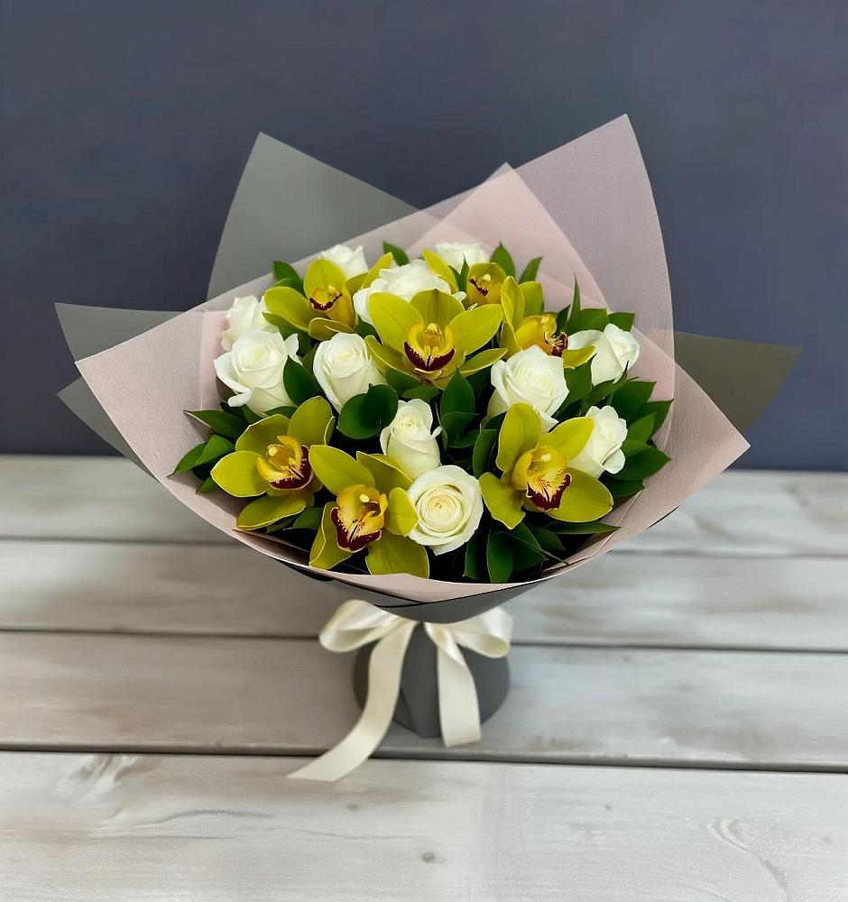 Букет цветов из: Орхидеи и Розы в Васильевском Моху