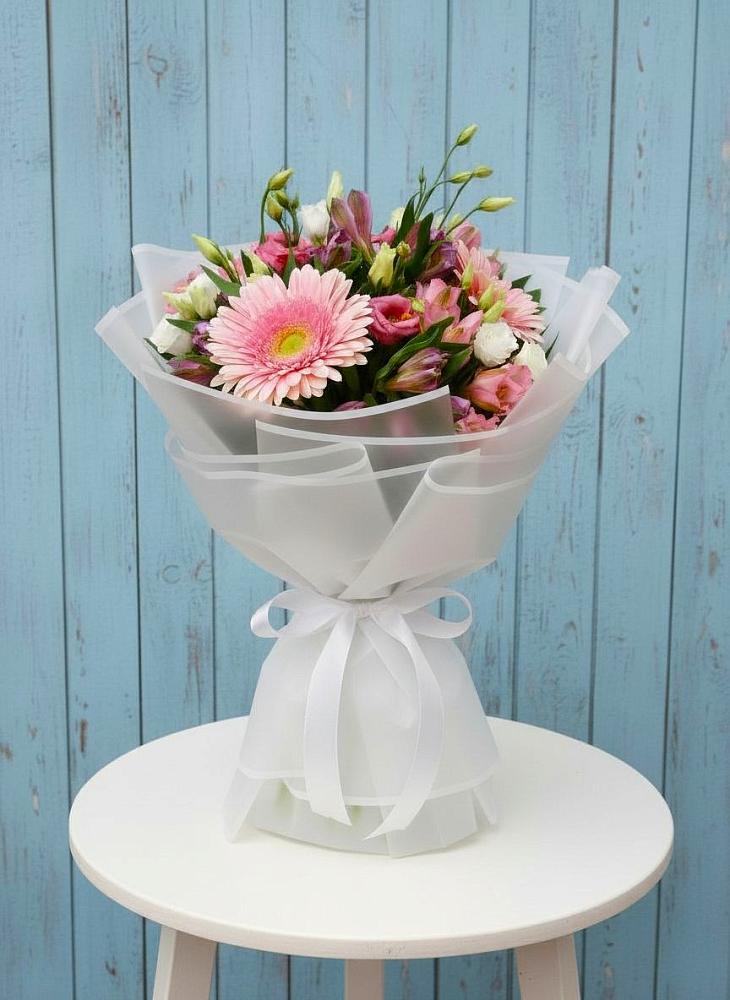 Букет цветов из: Герберы, Альстромерии и Лизиантусы в Васильевском Моху