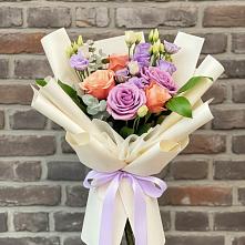 Букет цветов из:  Лизиантусы и Розы в Васильевском Моху